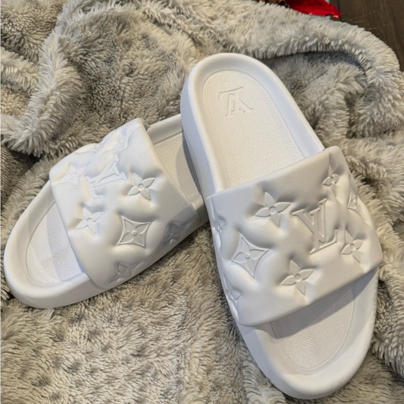 MENS SIZE 7 authentic  100% genuine Louis Vuitton waterfront slides - Picture 9 of 10